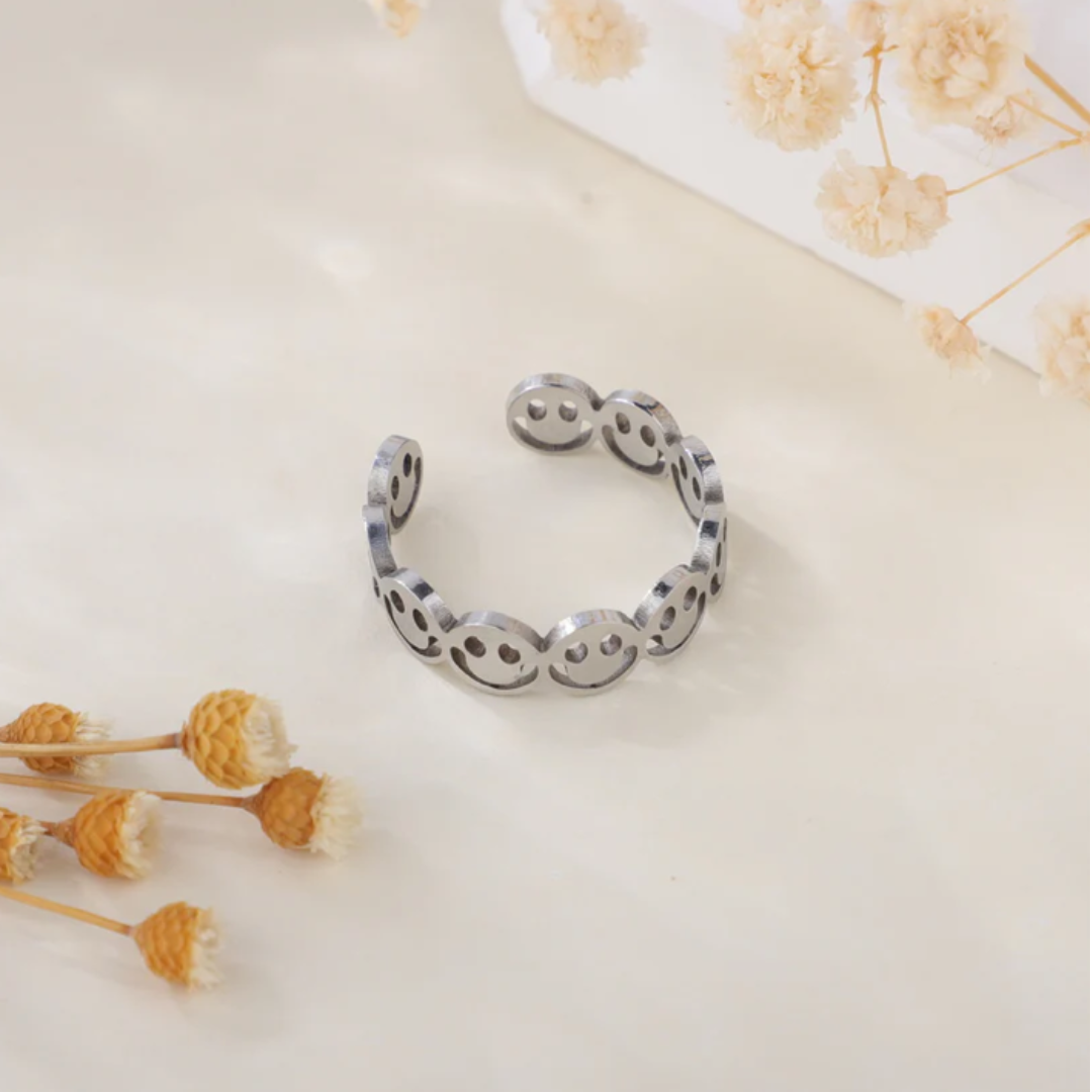 Smiley Ring – Happiness On Hand